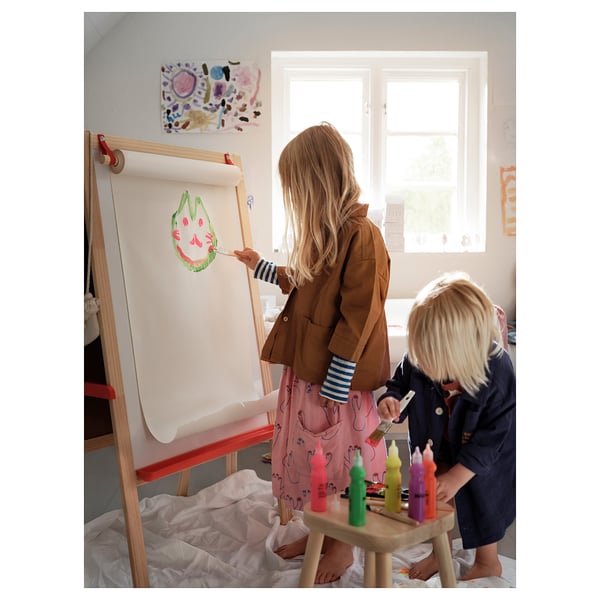 Kids painting on easel with colourful MÅLA brushes and paints.