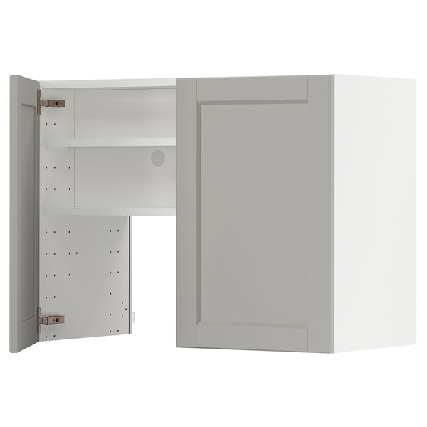White METOD kitchen cabinet with light grey lerhyttan doors, adjustable shelves, and bevelled edges.