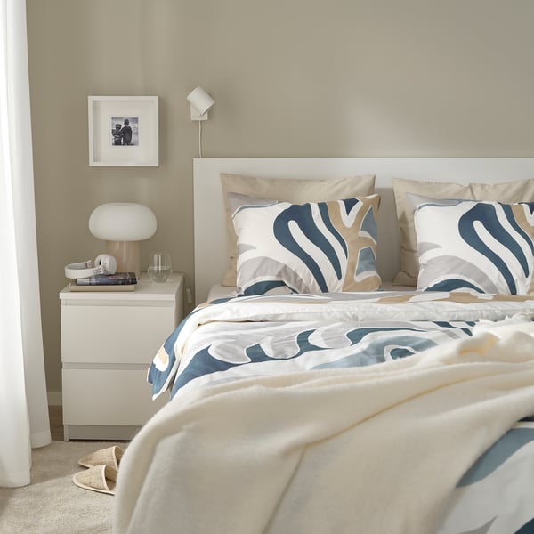 MYGGLASVINGE duvet set with leaf patterns in light blue/beige on white. Soft, breathable cotton-viscose blend. Includes pillowcases.