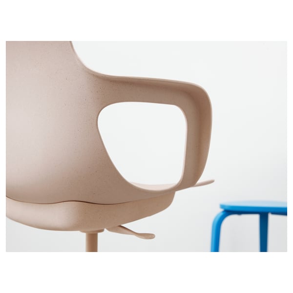 ODGER swivel chair: light brown, curved back, wooden legs, minimalist design.
