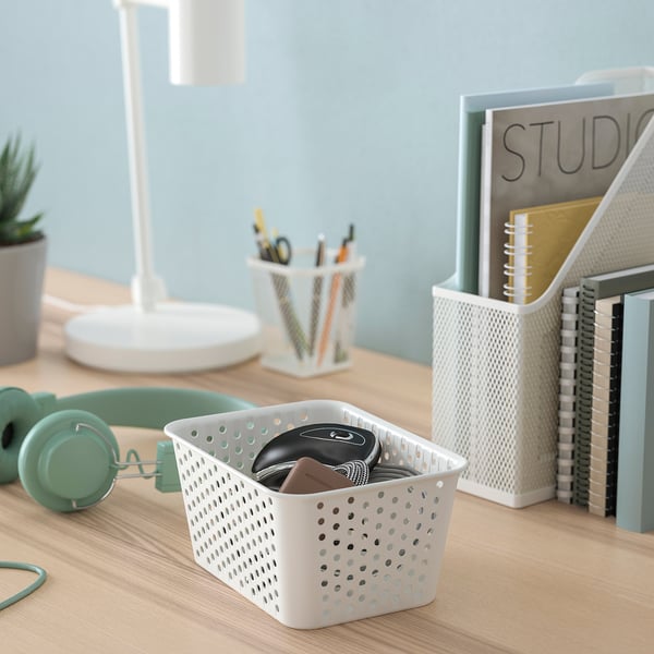 White PLOGSVÄNG basket with mouse, made of recycled plastic.