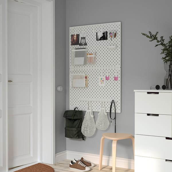 SKÅDIS pegboard: white, large, multi-use, wall-mounted, with hooks, bags, and notes. Organises small items in home offices or hallways.