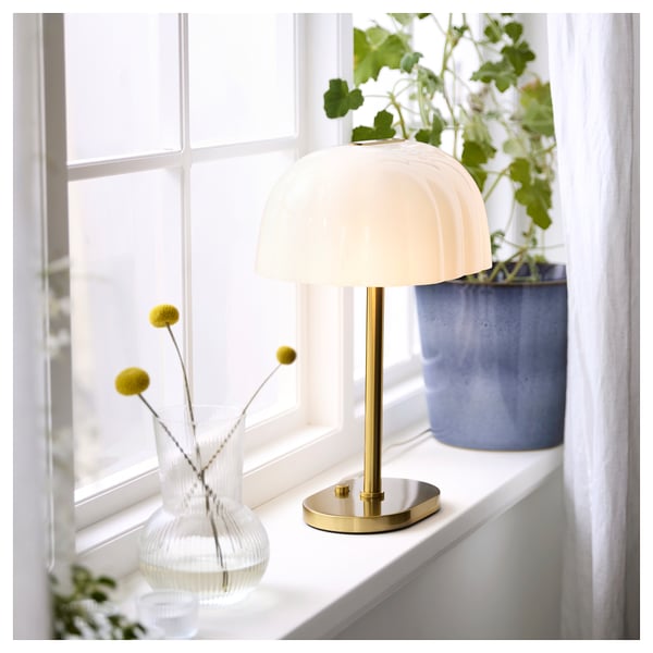 AKTERSPRING Laualamp, opaalvalge klaas/messinguga kaetud, 39 cm