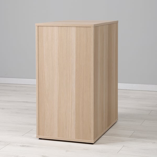 Minimalistlik puidust kapp heleda viimistlusega, ilma käepidemeteta.
