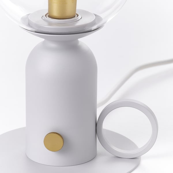 Kaasaegne lamp: valge alus, kuldsed aktsendid, klaasvari, dimmer.