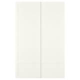 Moodsa ruudukujulise disainiga valge BERGSBO lükanduks. See on valmistatud puitkiudplaadist ja sellel on klanitud ja minimalistlik välimus.