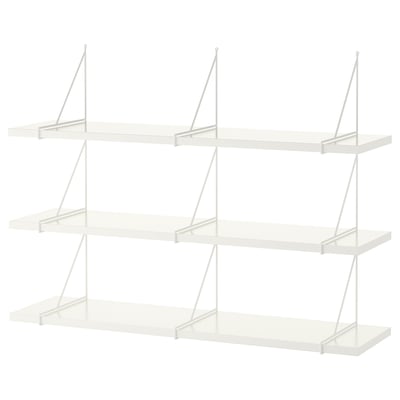 Valge BERGSHULT seinariiulikomplekt kolme ristkülikukujulise riiuli ja minimalistlike metallklambritega.