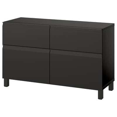 Must BESTÅ puhvetkapp nelja sahtli ja minimalistliku disainiga.