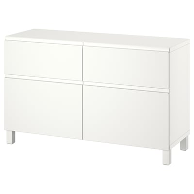 Valge BESTÅ panipaik, elegantse moodsa disainiga neljaukseline kapp, valged jalad.