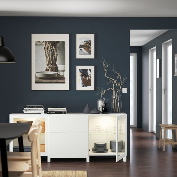 Kaasaegne söögituba BESTÅ puhvetkapi, fotode ja musta lauaga.