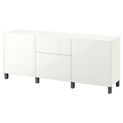 Valge nelja jalaga BESTÅ puhvetkapp. Sellel on kaks ust ja elegantne kaasaegne disain hoiustamiseks.