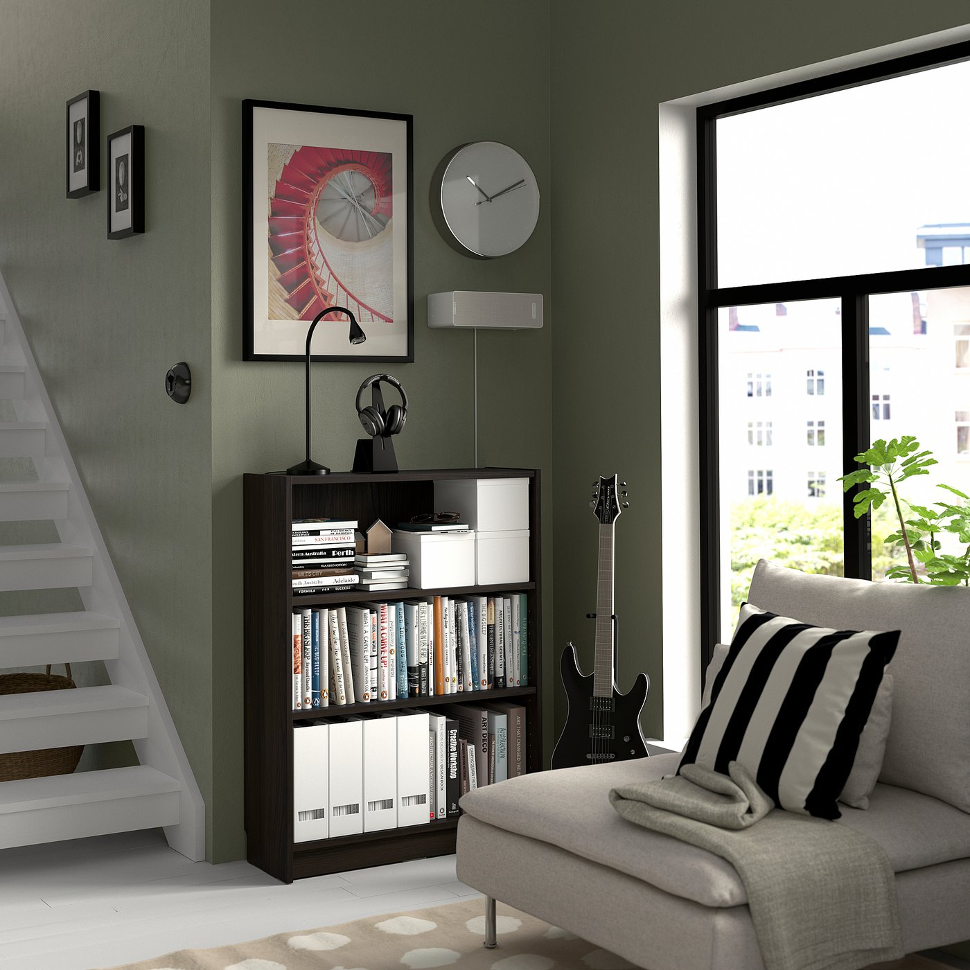 Hubane rohelise seinaga tuba, BILLY raamaturiiul, valge diivan, kitarr, linnavaateaken, kell, kunst, kõrvaklapid