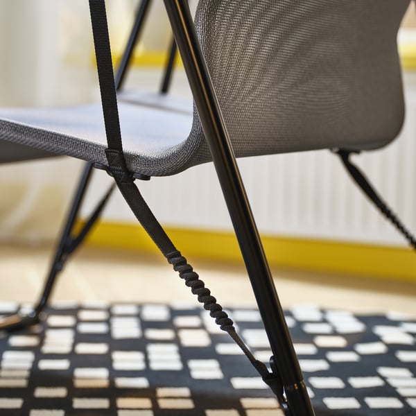 Lähivõte BRÄNNBOLL toolide painduvast nöörist ja võrgust, mis näitab ergonoomilist seljatuge.