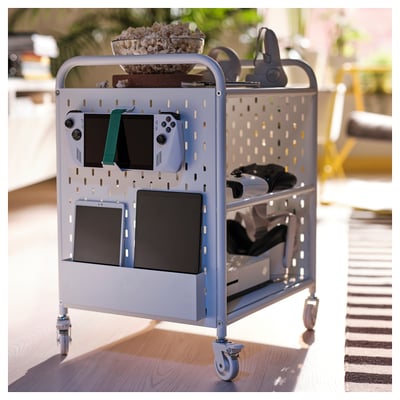 BRÄNNBOLL mängukäru, hall, metall, korrastatud mänguvarustus, mitu sektsiooni, mobiilne, kompaktne, puitpõrandal, triibuline vaip lähedal.