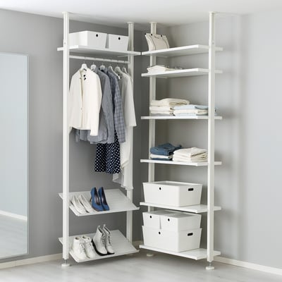 Valge ELVARLI panipaik riiulite, varraste, kingariiulitega, minimalistliku disainiga riiete ja aksessuaaridega.