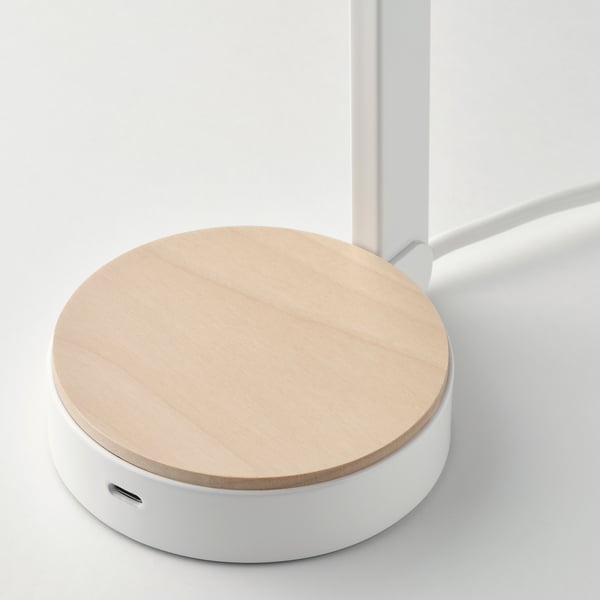 Kaasaegne minimalistlik laualamp puidust aluse ja usb-c laadimispordiga.