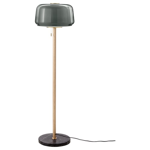 Minimalistlik põrandalamp suitsuklaasist varju ja puidust varrega; klanitud ja kaasaegne disain.