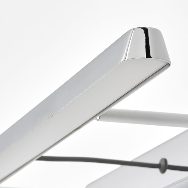 Elegantse reguleeritava disainiga poleeritud kroomitud lamp täpse valgustuse tagamiseks.