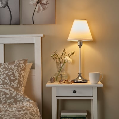 Tsitruseline FLYGHÖJD lamp öökapil, kiirgab sooja kuma.