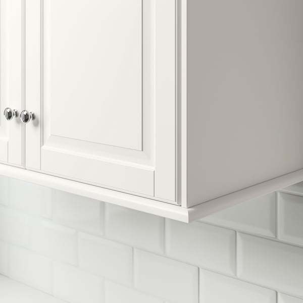 Valge kroomitud furnituuriga kapi servakate, peidetavad köögivalgustuse juhtnöörid, osa modulaarsest köögisüsteemist.