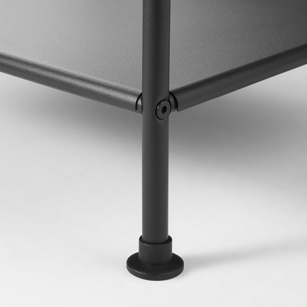 Ümmarguse jalaga must metallist lauajalg, kindlalt tasasele pinnale kinnitatud.