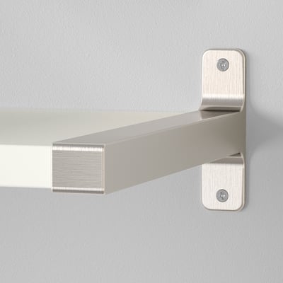 Kaasaegne metallist kronstein toetab elegantset riiulit, mis on kindlalt seina külge kinnitatud.