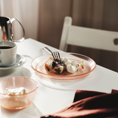 See pilt roosakas, vertikaalse disainiga ümmargune klaasplaat, mis on valmistatud karastatud klaasist, mis sobib suurepäraselt toitude serveerimiseks.