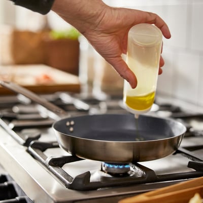 Õli valamine pliidil olevale pannile. Mittenakkuv, sobib kõikidele pliidiplaatidele.