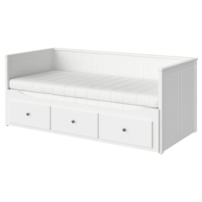 Valge HEMNES diivanvoodi hoiusahtlite ja vahtmadratsiga.