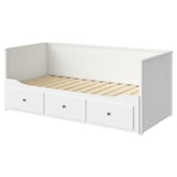 Valge HEMNES diivanvoodi kolme sahtliga, puidust liistupõhi, vertikaalne paneeldisain.