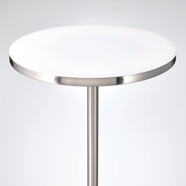 Kaasaegne lamp klanitud metallviimistlusega, ümmargune valge ülaosa, üks tugev alus. Elegantne disain, kõrge kvaliteet.