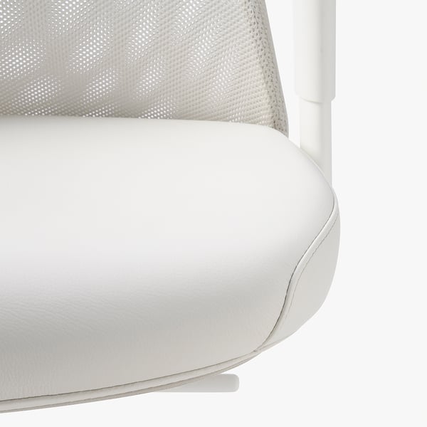 Ergonoomiline kontoritooli detail. Polsterdatud iste, võrgust seljatugi ja reguleeritav nimmetugi mugavuse ja toe tagamiseks.