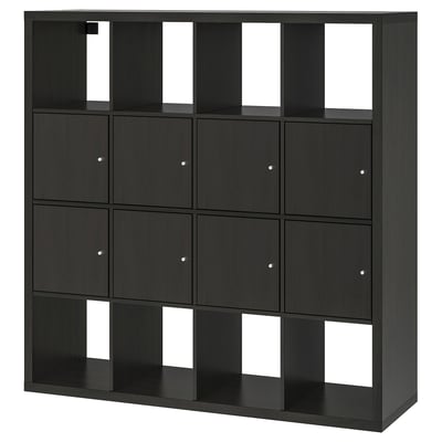 Must ikea KALLAX riiul, millel on segu avatud ja suletud panipaikadest. See on ristkülikukujuline ja kaasaegne disain.