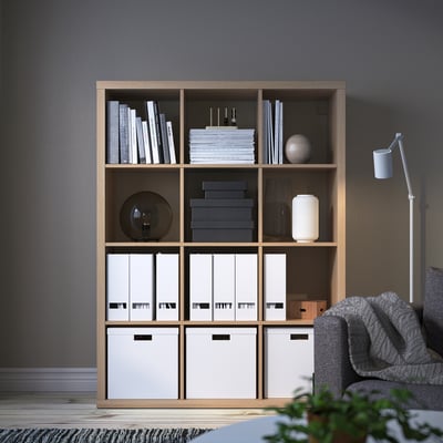 KALLAX riiul raamatute, dekoori ja panipaigaga.