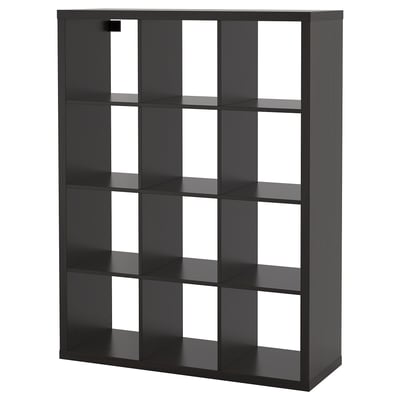 Ristkülikukujuline must ikea KALLAX riiul, millel on mitu tühja sahtlit hoiustamiseks.
