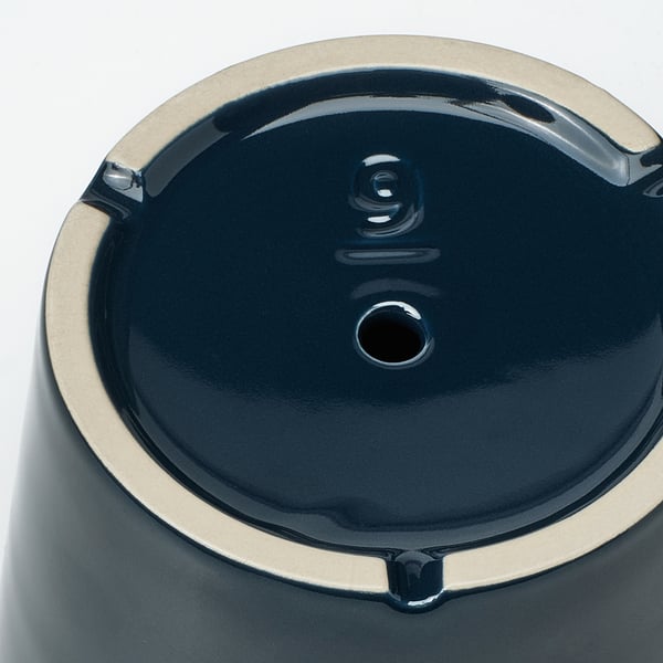 Ülevalt vaade tumesinise klaasiga kivikeraamika istutusmasinale, millel on näha sile kõverus ja keskne äravooluava. Kvaliteetne viimistlus.