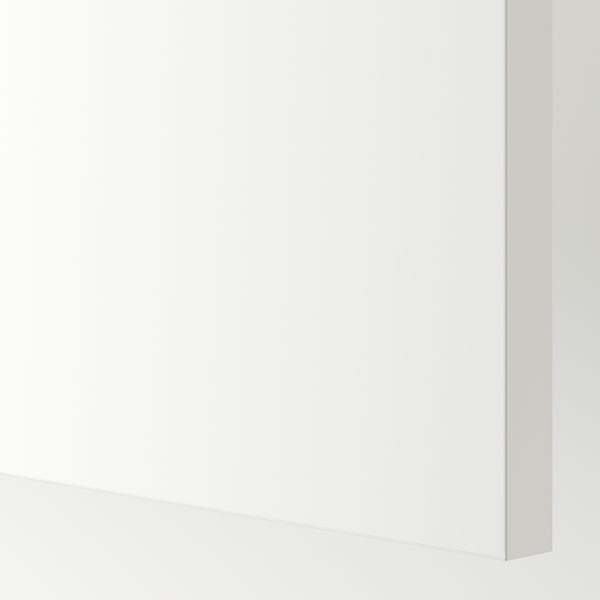 Kaasaegne valge köögikapp; klanitud, sujuv ja funktsionaalne disain.