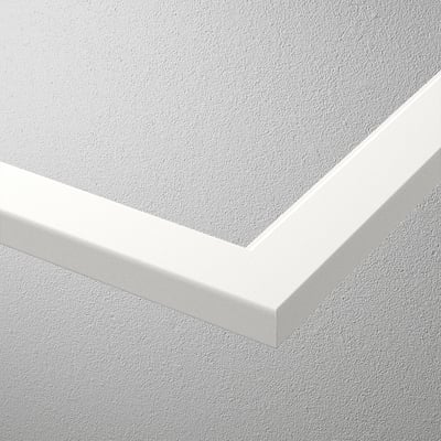 Valge moodsa klaasriiuli nurk, mis tõstab esile selle elegantse disaini ja tugeva raami; ideaalne organiseeritud ladustamiseks.