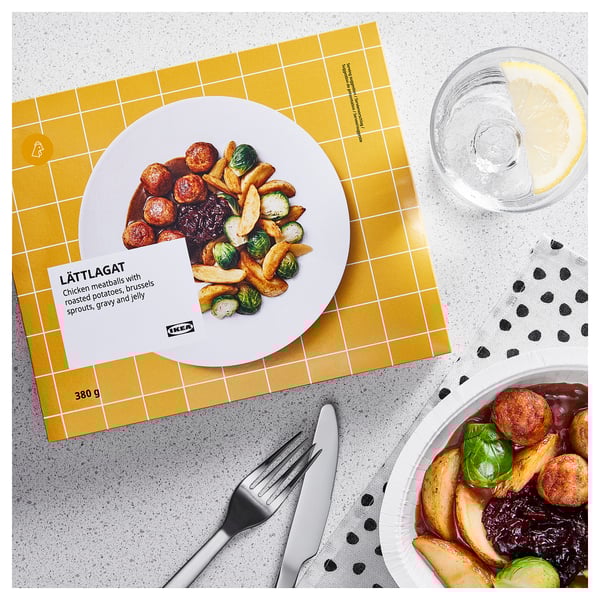 Ikeas LÄTTLAGAT - kana lihapallid, röstitud kartul, rooskapsas, kaste, tarretis. Pakendatud eine, mis on valmis kuumutamiseks ja söömiseks.