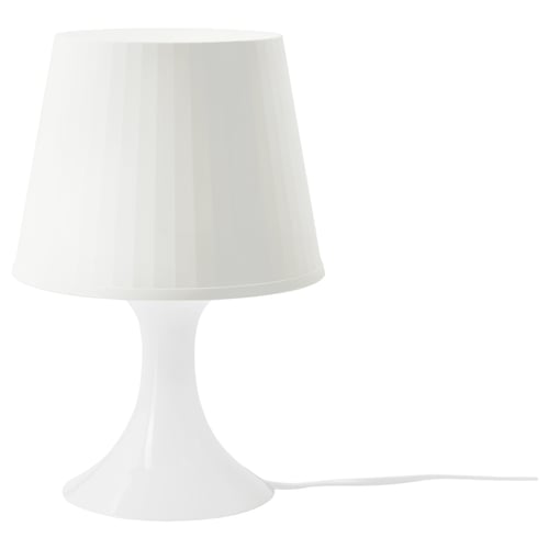 Ikea LAMPAN valge lamp, klanitud disain, kooniline vari, lai alus stabiilsuse tagamiseks.
