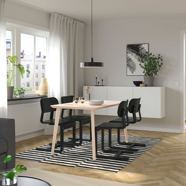 Kaasaegne söögikoht LYCKAN toolide, puidust laua ja triibulise vaibaga. Kompaktne, kuid minimalistliku disainiga ruumikas.