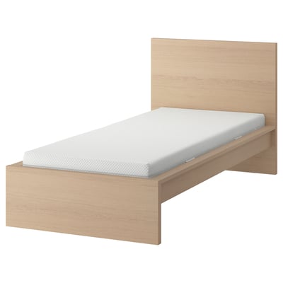 Ikea MALM helepuidust üheinimesevoodi valge madratsiga.