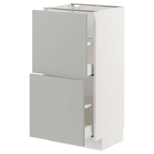 Kaasaegne valge köögikapp helehallide sahtlitega, elegantne ja minimalistlik disain.