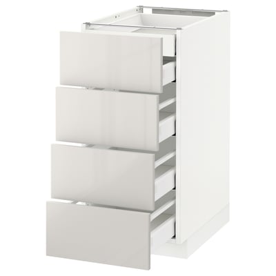 Sellel pildil on valge ikea METOD köögikapp, millel on neli sahtlit. Kapp on kaasaegse disainiga, kõrgläikega viimistluse ja elegantsete, puhaste joontega.