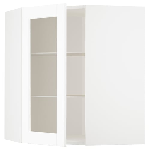 Valge ikea METOD köögikapp klaasuste ja beežide riiulitega.