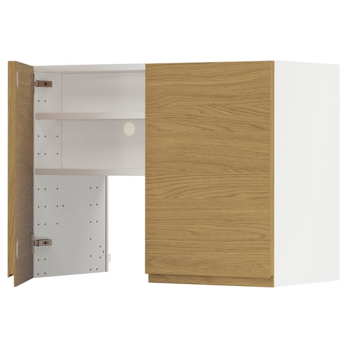 Kaasaegne tammepuidust kapp integreeritud käepidemetega ikea METOD köögisüsteemist. See on minimalistlik disain kahe reguleeritava riiuliga.