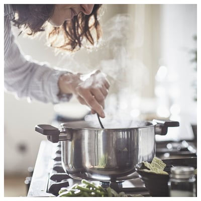 Toiduvalmistamine kaasaegses köögis, kus aur tõuseb.