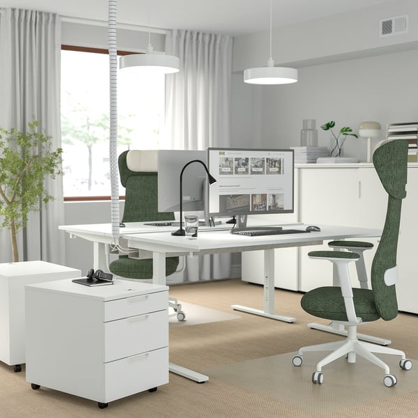 Kaasaegne kodukontor seisulaua, ergonoomilise tooli, kahe monitori ja stiilse sisekujundusega.