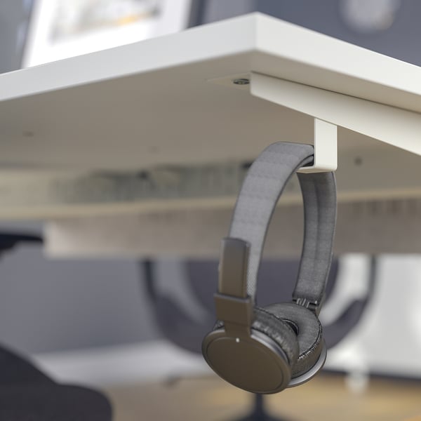 Kui te ei näe, näitab see valget lauda, millel on nutikas funktsioon: kõrvaklapid ripuvad kenasti konksu otsas, hoides tööruumi korras ja organiseerituna.