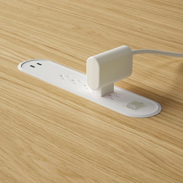 Puidust lauale integreeritud valged usb laadimisjaamad, mis sobivad väikeste rühmade koosolekuteks.